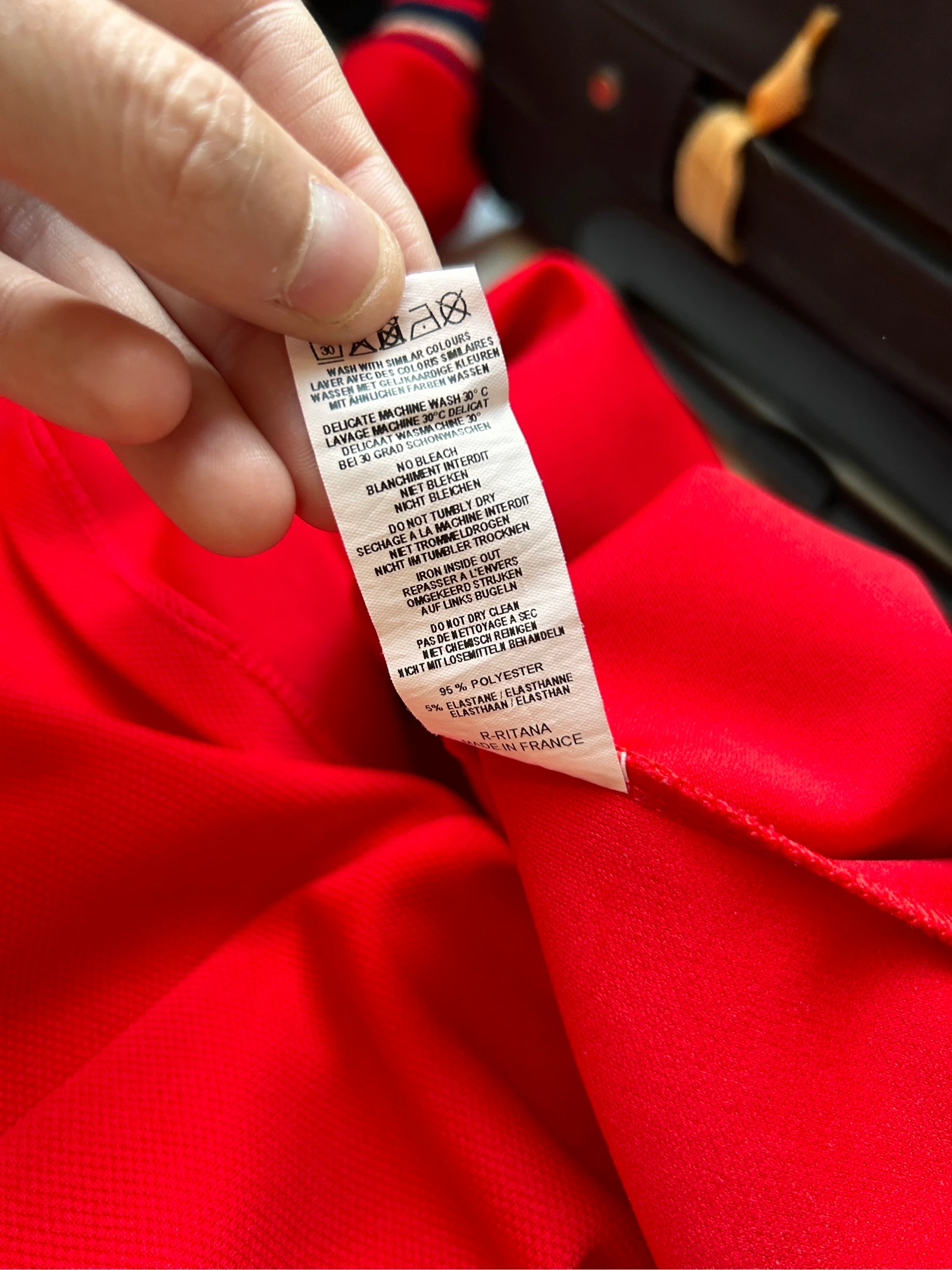 Vestido vermelho com decote em V – photo 6